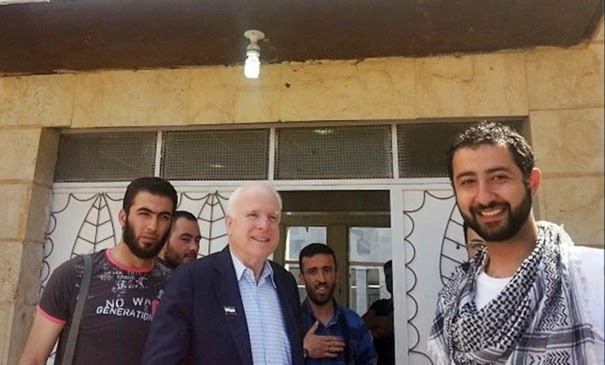 Senador americano John McCain com membros do "Exército Livre da Síria". Vários dos homens na foto acabariam por cometer horríveis atrocidades sectárias.